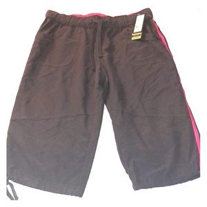 NWT semi-fitted track pant capris - size M